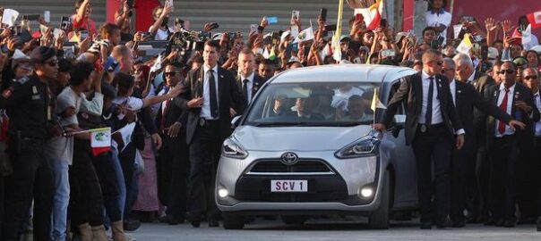 Paus Fransiskus Kembali Pilih Kendaraan Sederhana Saat Kunjungan Bersejarah di Timor Leste